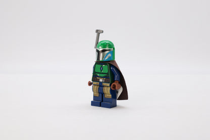 sw1078: Mandalorian Tribe Warrior - Female, Dark Brown Cape, Green Helmet with Antenna / Rangefinder